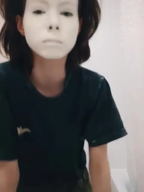 Маска сменяется уставшим котёнком