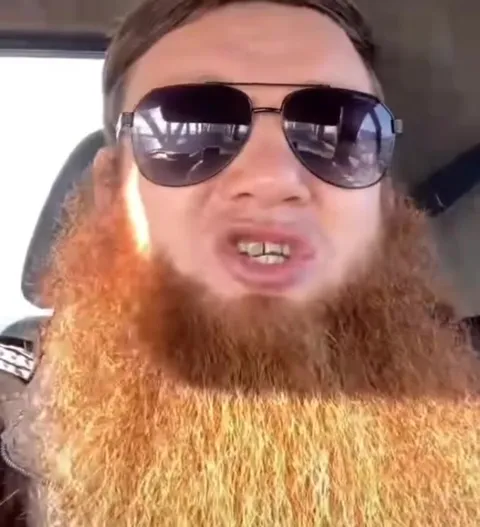 Бородатый мужчина в машине