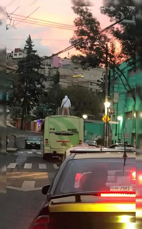 Человек на крыше автобуса