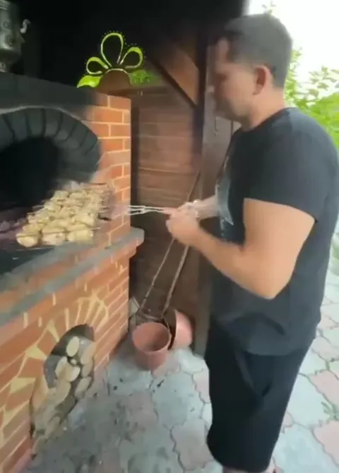 Шашлык высыпался на землю