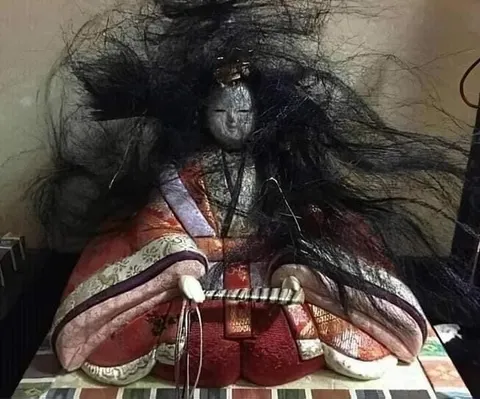 Кукла с безумными волосами