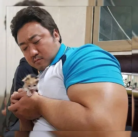 Суровый мужчина с котёнком