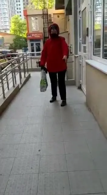 Женщина требует впустить её в квартиру