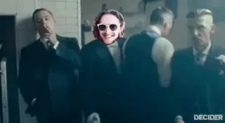 Мужчины танцуют в костюмах