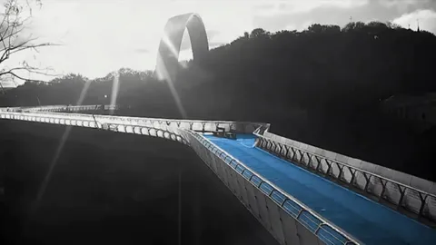 Армия наступает под музыку