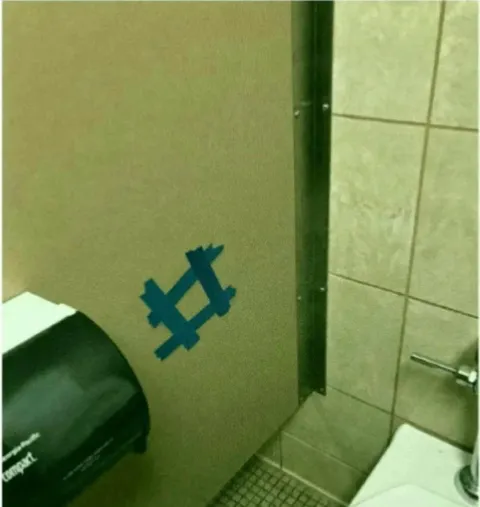 Странный знак в туалете