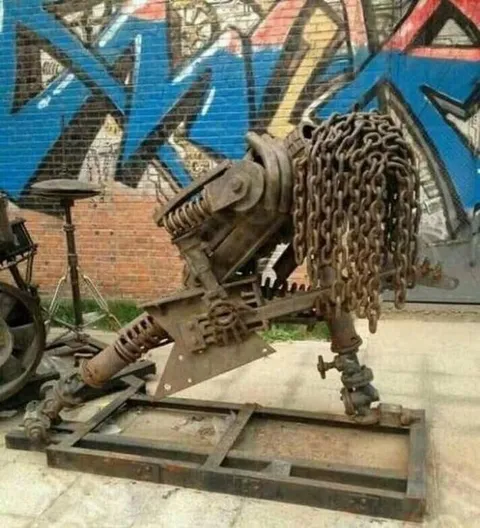 Лошадь из цепей и металлолома