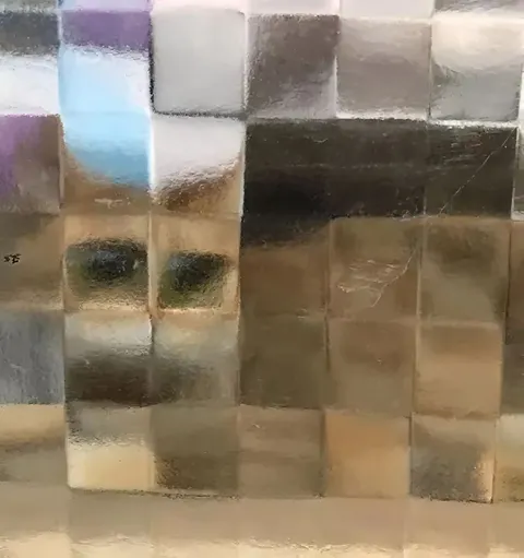 Странная мозаика за стеклом