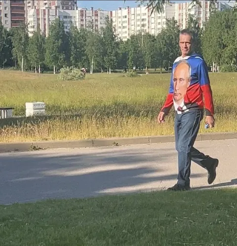 Мужчина в футболке с Путиным