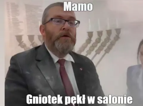 Gniotek pękł w salonie