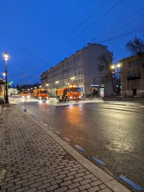 В Петербурге моют дороги