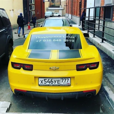 Жёлтый Camaro с поддержкой