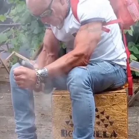 Мускулистый мужчина и бутылка
