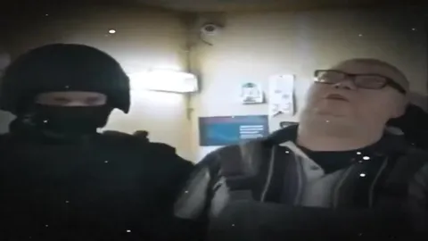 Ниндзя неловко смотрит в камеру