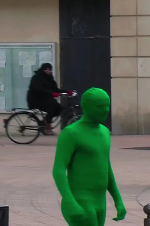 En faisant n'importe quoi