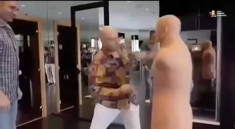 Чтобы не смеяться, буду улыбаться