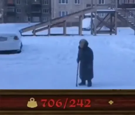 Бабушка медленно идёт по снегу