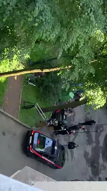Съёмочная группа под окном