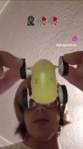 Игрушечная машинка на лице