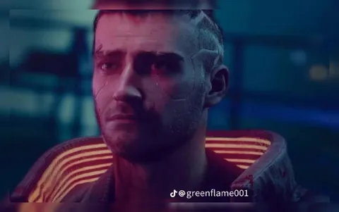 К плачет в неоновом свете