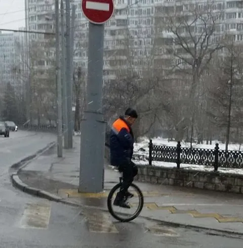 Рабочий на моноколесе