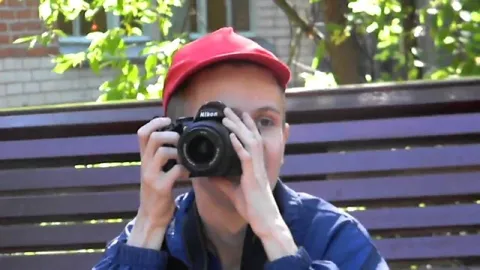Мальчик фотографирует на Nikon