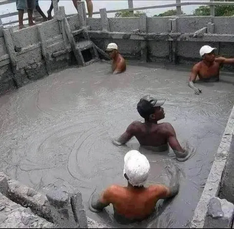 Рабочие по пояс в бетоне