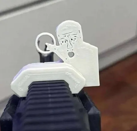 Удивлённая фигурка на устройстве