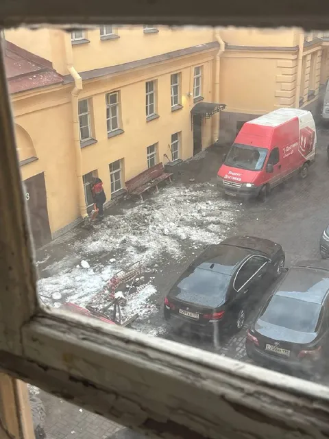 Яндекс Доставка во дворе