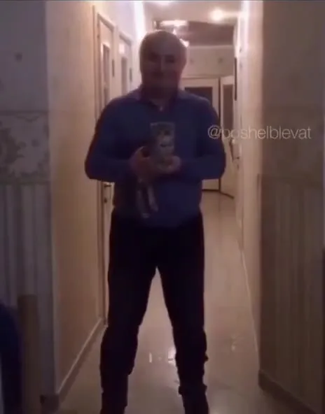 Папа танцует с котёнком