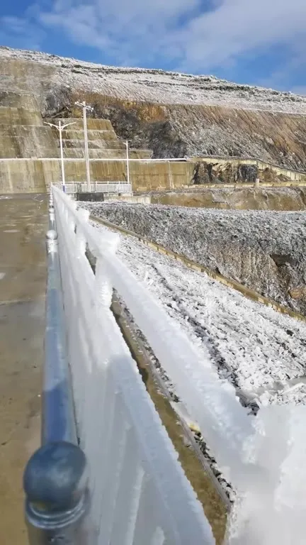 Ледяные наросты на дамбе
