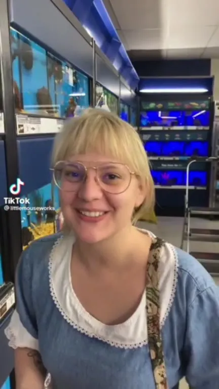 Женщина убегает от рака