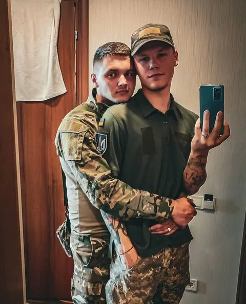 Военные обнимаются для селфи