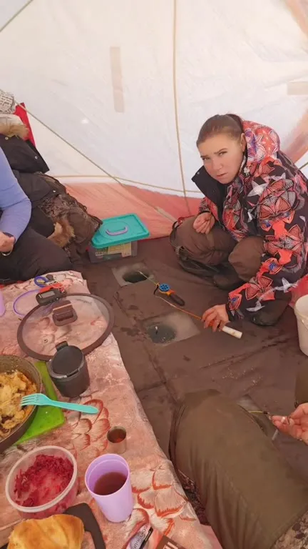 Рыбалка в палатке и довольная улыбка