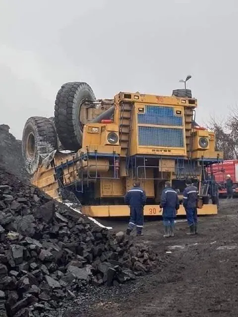 Перевернувшийся карьерный самосвал