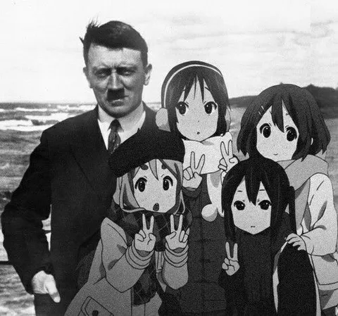 Гитлер фотографируется с аниме-девушками
