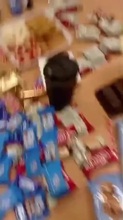 Сладости рассыпались по столу