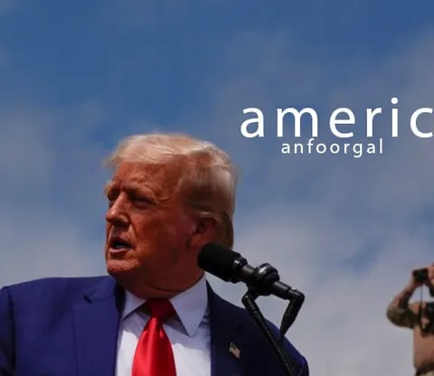 Трамп выступает у микрофона