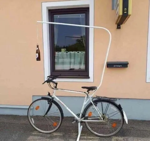 Fahrrad mit absurd langem Schloss