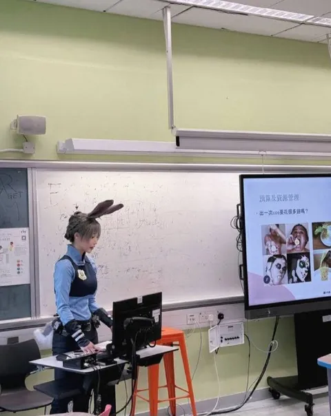 课堂上的兔女郎老师