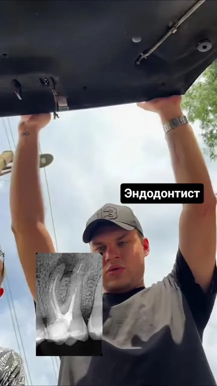 Эндодонтист изучает снимок зуба