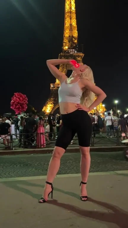 Danse devant la tour Eiffel