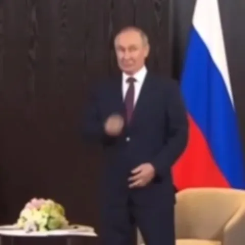 Путин неловко танцует