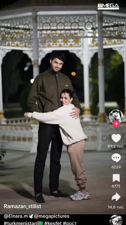 รองเท้าคู่ใหญ่กับกล้วยยักษ์