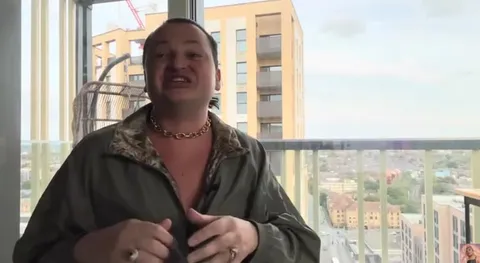 Мужчина эмоционально объясняет