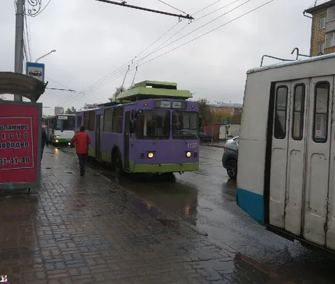 Троллейбус по тротуару