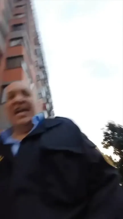Лысый мужчина идёт под музыку