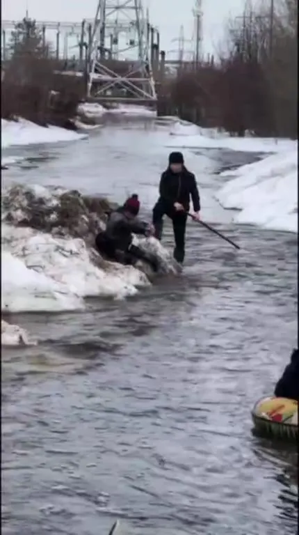Зимний аквапарк на речке