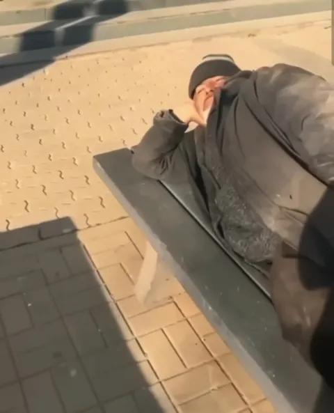 Мужчина спит на скамейке
