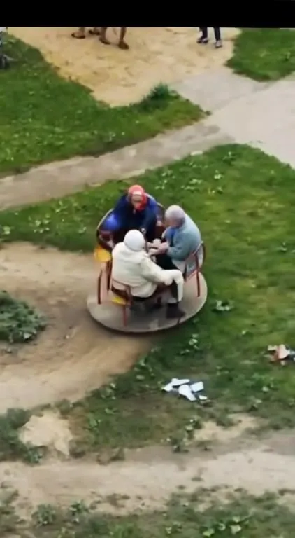 Бабушки на карусели